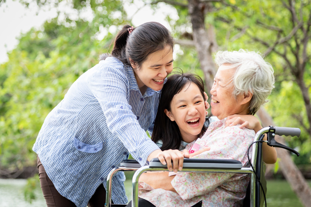 happy asian family what diagnosis qualifies for hospice care